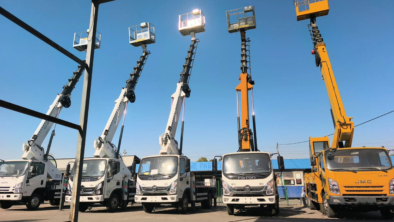 Автовышки Foton и JMC, вид спереди