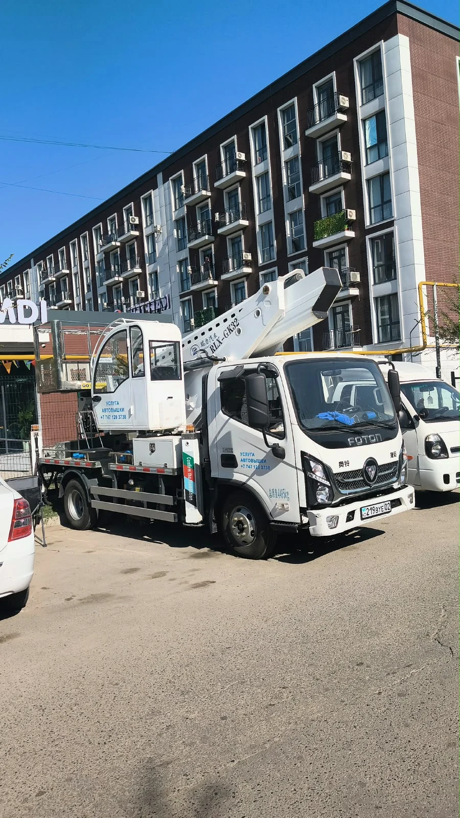 Белая автовышка Foton 32 метра на городском объекте